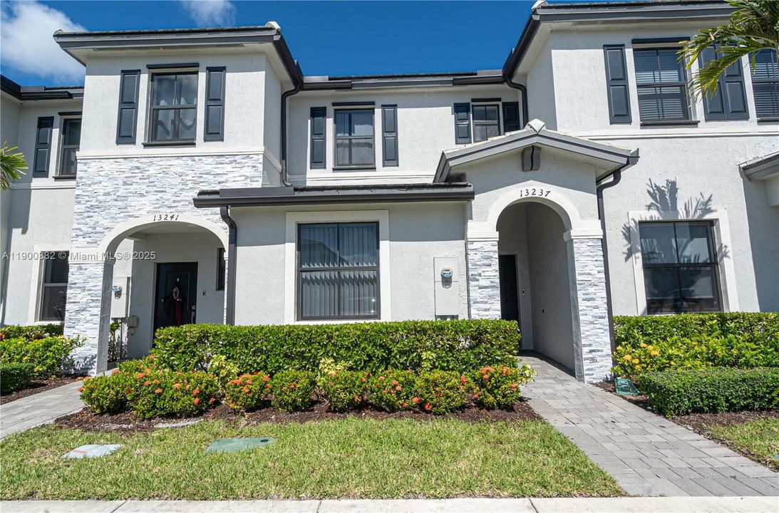 For Rent: $2,500 (3 beds, 3 baths, 1328 Square Feet)