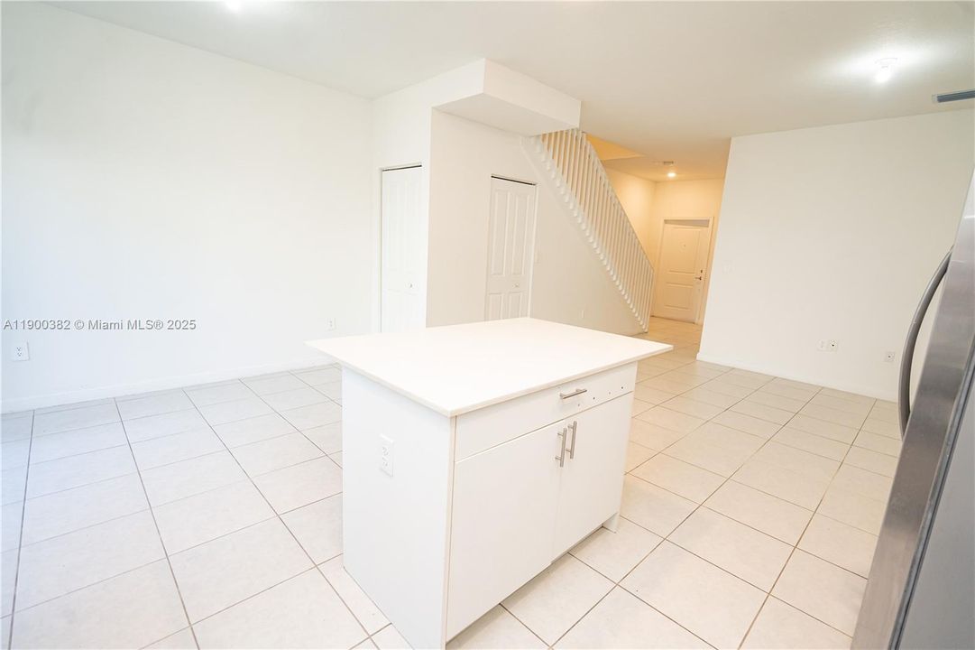 For Rent: $2,500 (3 beds, 3 baths, 1328 Square Feet)