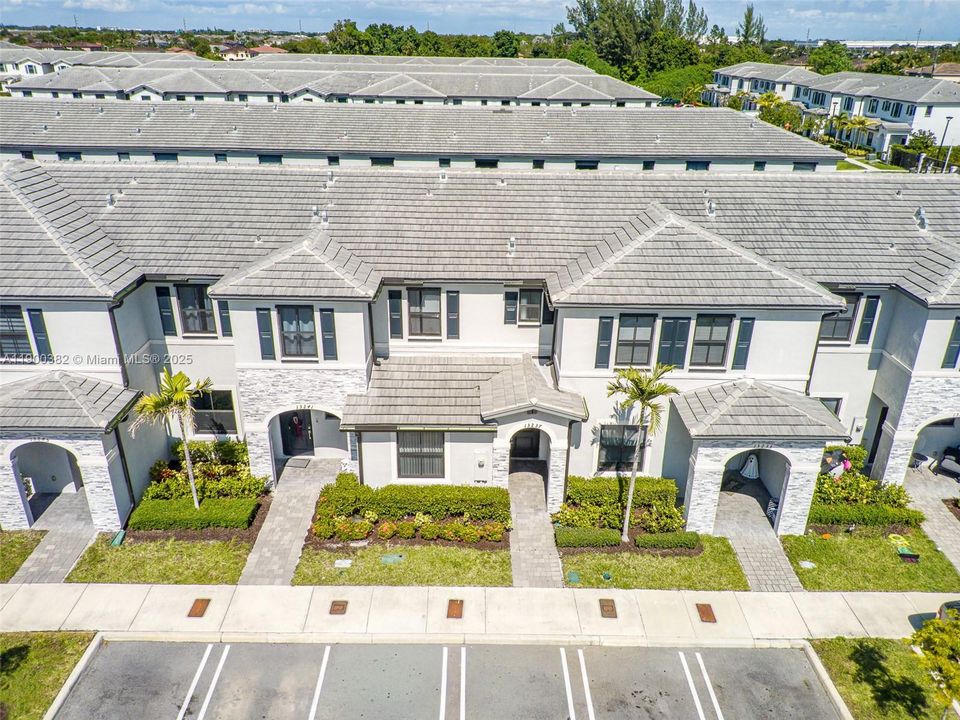 For Rent: $2,500 (3 beds, 3 baths, 1328 Square Feet)