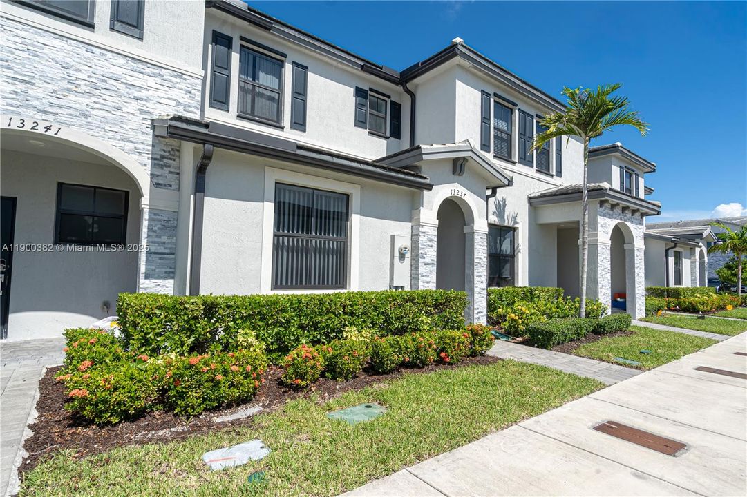 For Rent: $2,500 (3 beds, 3 baths, 1328 Square Feet)