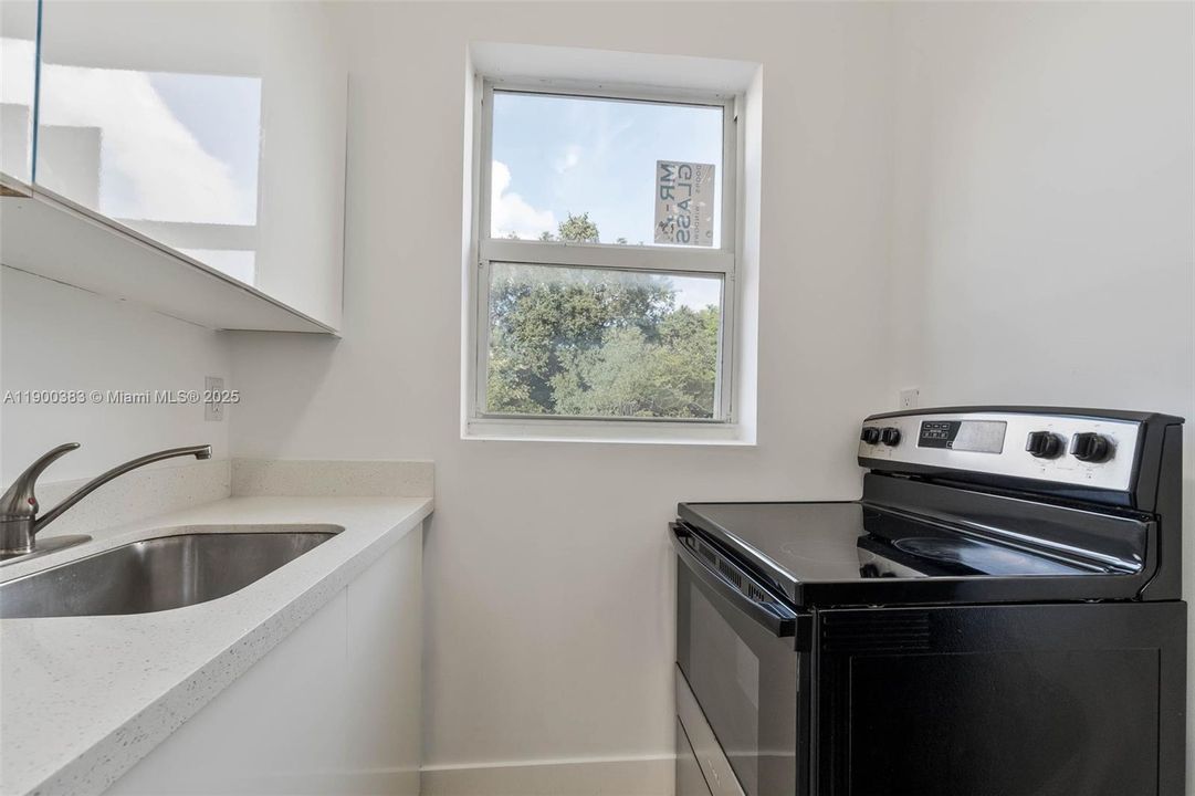 For Rent: $1,900 (2 beds, 1 baths, 13302 Square Feet)