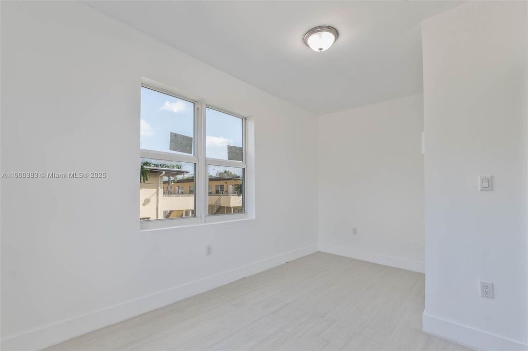 For Rent: $1,900 (2 beds, 1 baths, 13302 Square Feet)