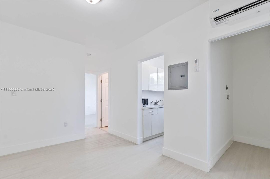 For Rent: $1,900 (2 beds, 1 baths, 13302 Square Feet)