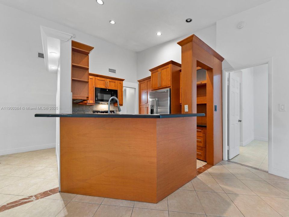 Recently Rented: $3,900 (4 beds, 2 baths, 1524 Square Feet)