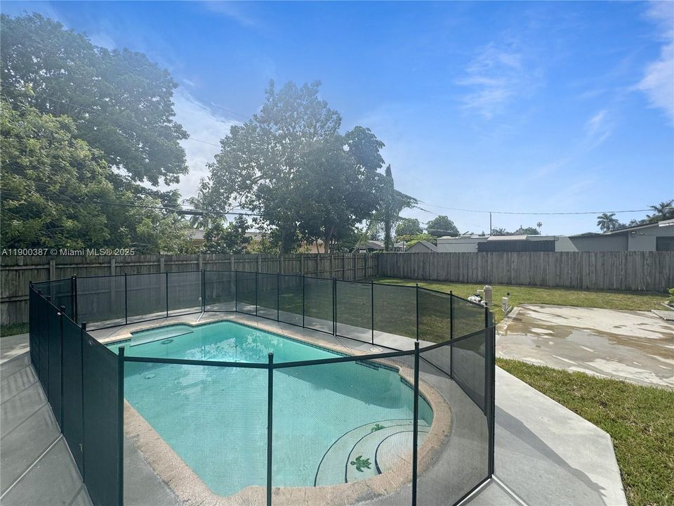 Active With Contract: $549,900 (4 beds, 2 baths, 1424 Square Feet)