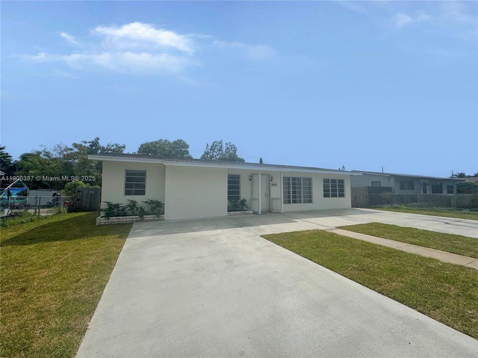 Active With Contract: $549,900 (4 beds, 2 baths, 1424 Square Feet)