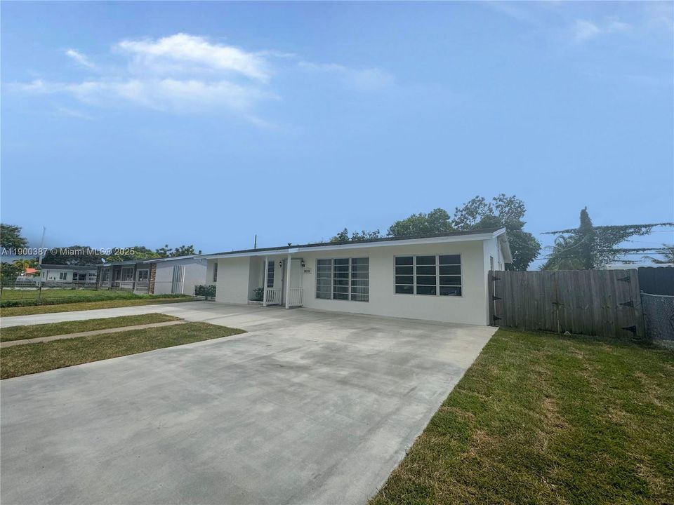 Active With Contract: $549,900 (4 beds, 2 baths, 1424 Square Feet)