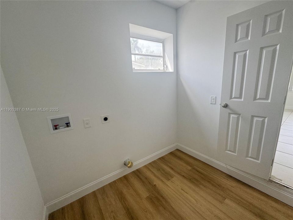 Active With Contract: $549,900 (4 beds, 2 baths, 1424 Square Feet)