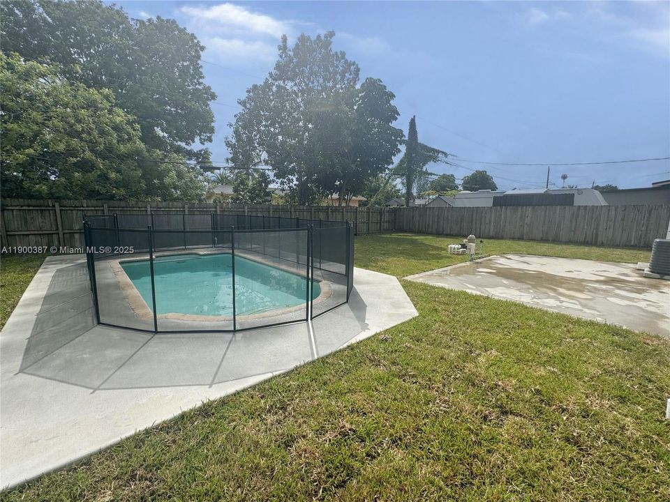 Active With Contract: $549,900 (4 beds, 2 baths, 1424 Square Feet)