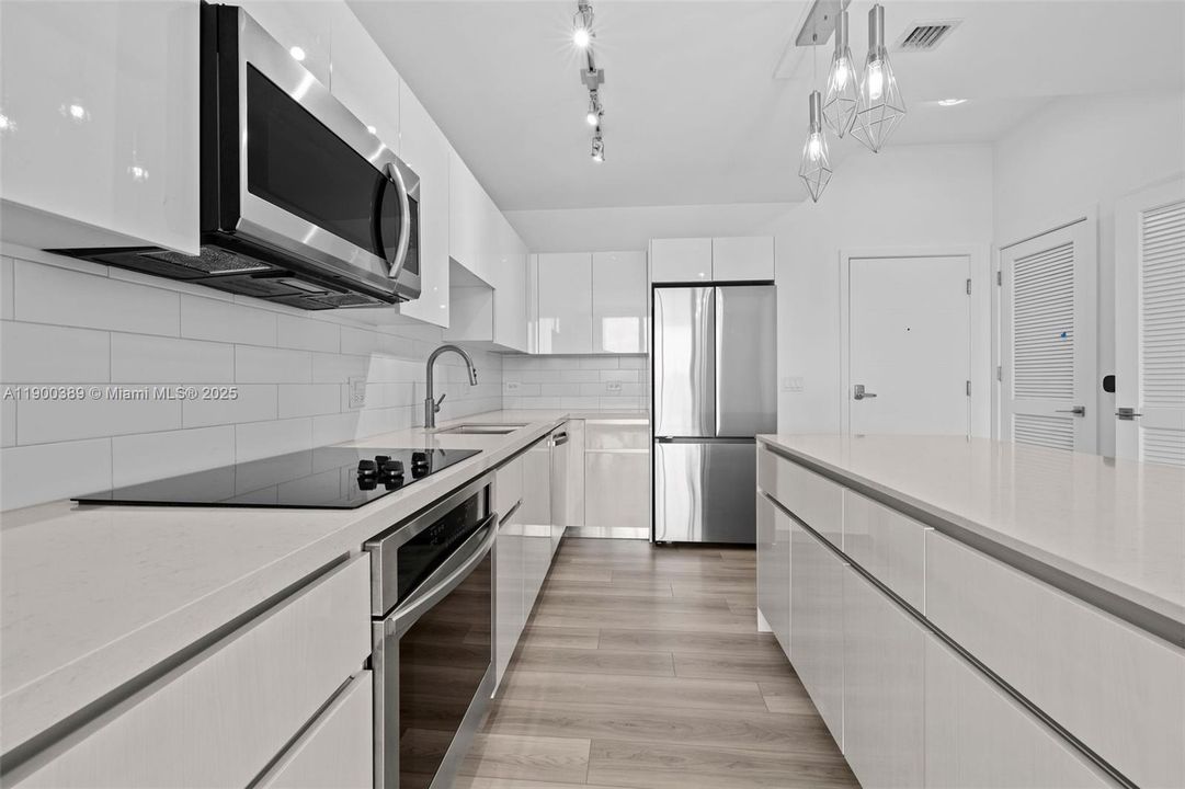 Active With Contract: $3,792 (2 beds, 2 baths, 1264 Square Feet)