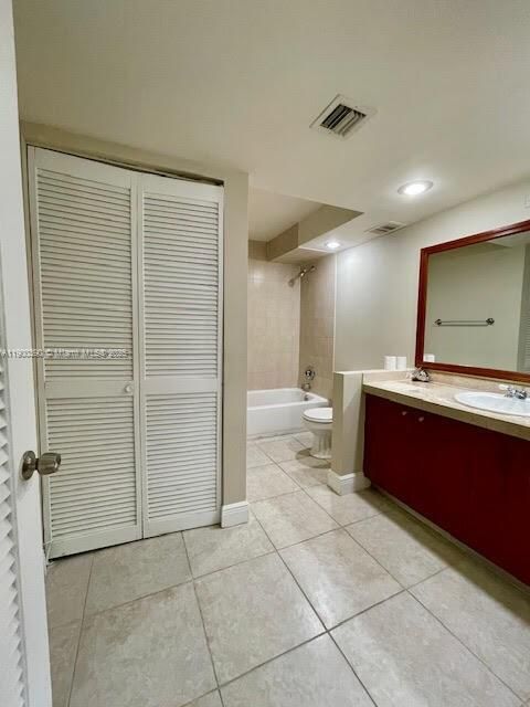 For Rent: $3,225 (2 beds, 2 baths, 1100 Square Feet)