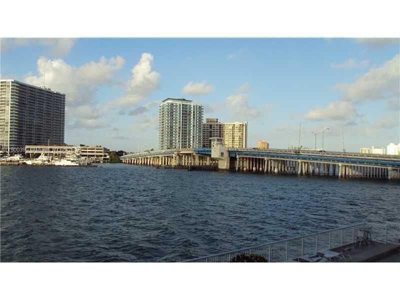 For Rent: $3,225 (2 beds, 2 baths, 1100 Square Feet)