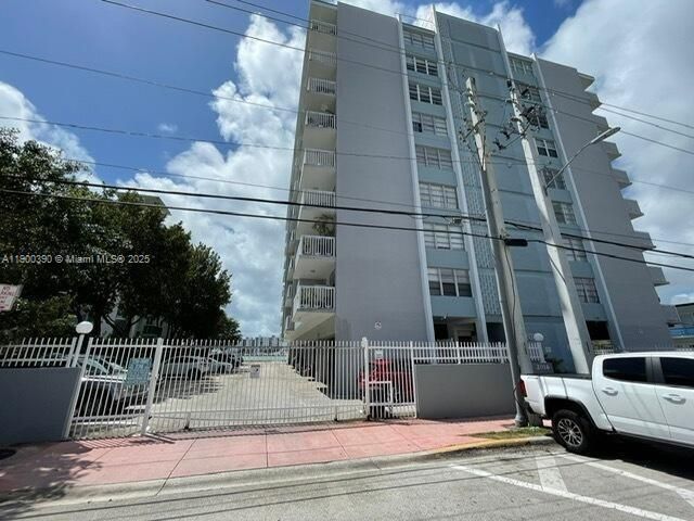 For Rent: $3,225 (2 beds, 2 baths, 1100 Square Feet)