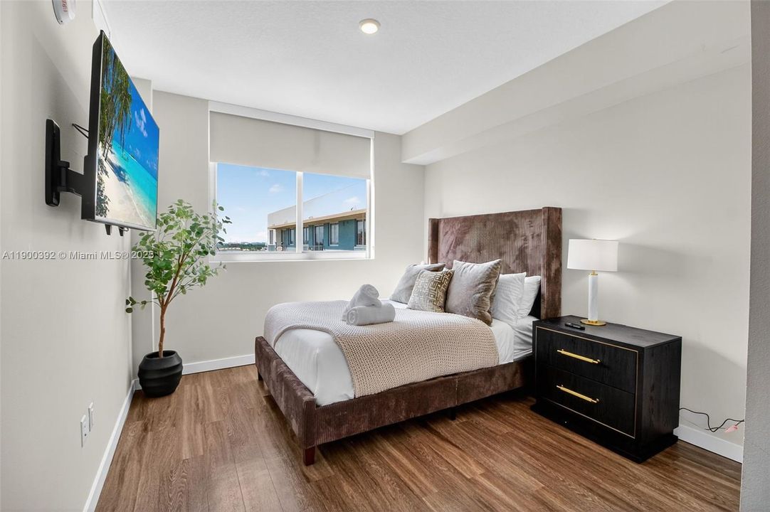 For Sale: $375,000 (1 beds, 1 baths, 716 Square Feet)