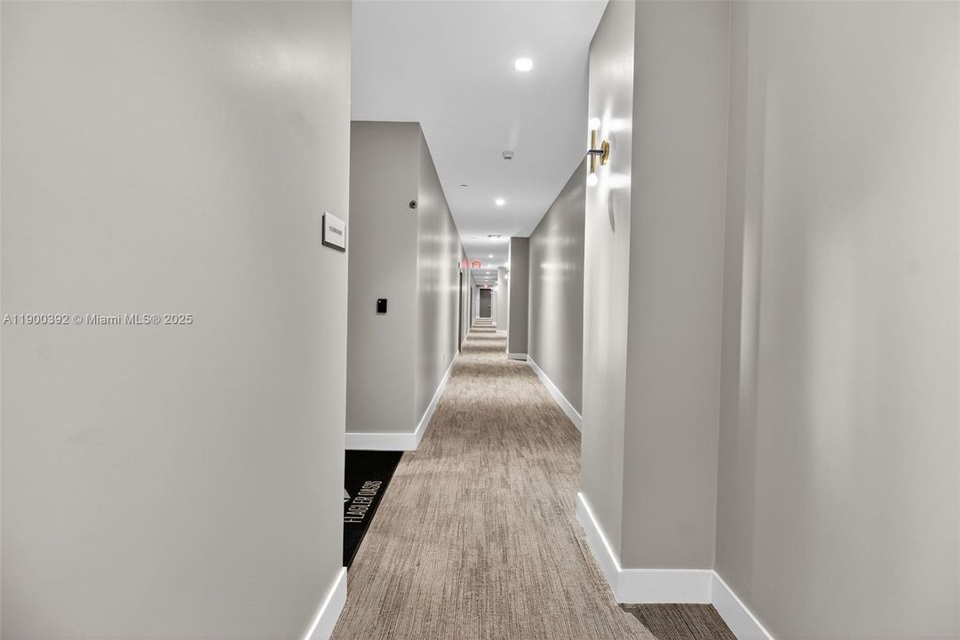 For Sale: $375,000 (1 beds, 1 baths, 716 Square Feet)