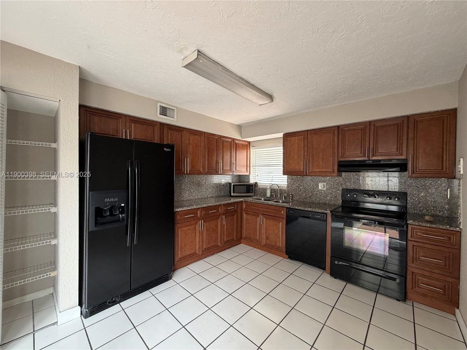 For Rent: $2,800 (3 beds, 2 baths, 1270 Square Feet)