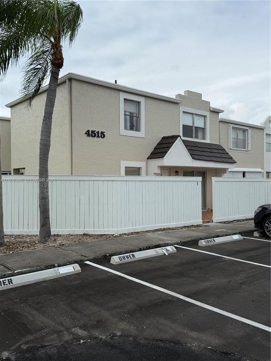 For Rent: $2,800 (3 beds, 2 baths, 1270 Square Feet)