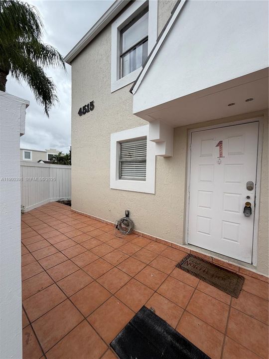 For Rent: $2,800 (3 beds, 2 baths, 1270 Square Feet)