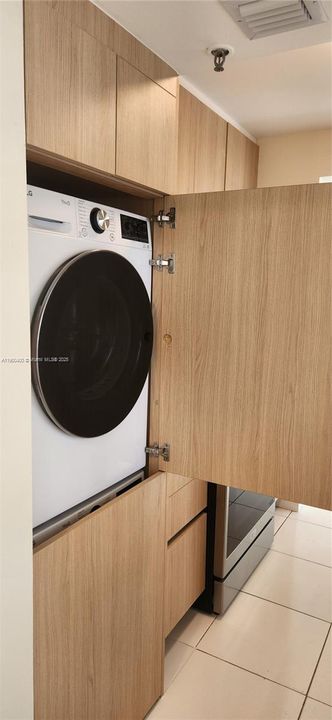 For Rent: $2,600 (2 beds, 2 baths, 920 Square Feet)