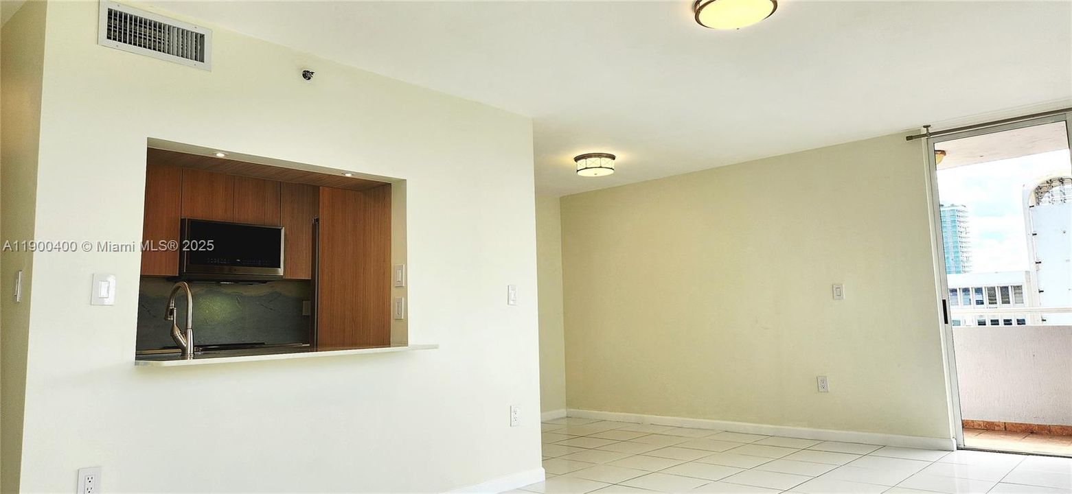 For Rent: $2,600 (2 beds, 2 baths, 920 Square Feet)