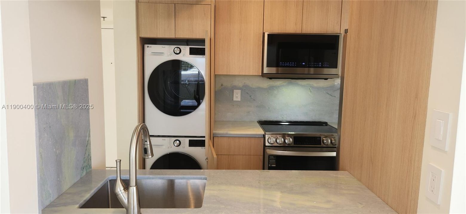 For Rent: $2,600 (2 beds, 2 baths, 920 Square Feet)