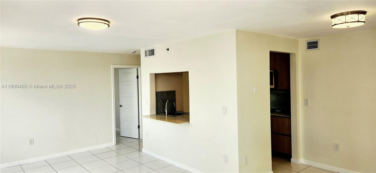 For Rent: $2,600 (2 beds, 2 baths, 920 Square Feet)