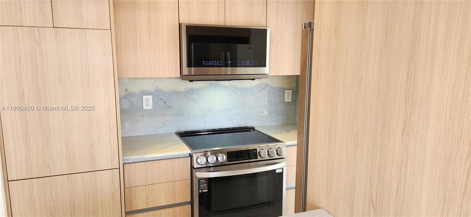 For Rent: $2,600 (2 beds, 2 baths, 920 Square Feet)