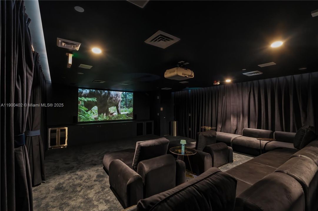 合同活跃: $9,343 (3 贝兹, 3 浴室, 2156 平方英尺)