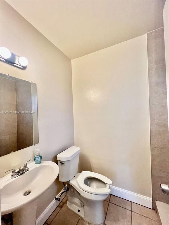 For Rent: $1,250 (1 beds, 1 baths, 400 Square Feet)