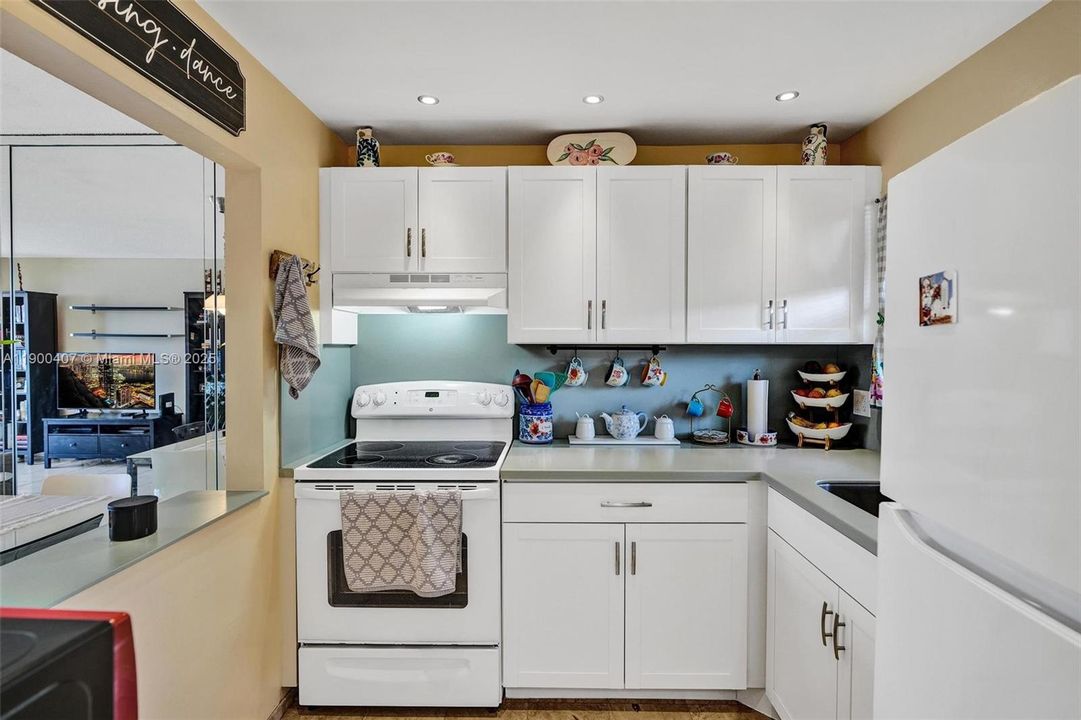 For Sale: $70,000 (1 beds, 1 baths, 640 Square Feet)