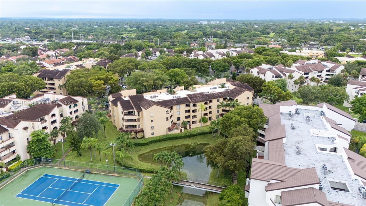 Active With Contract: $2,350 (2 beds, 2 baths, 965 Square Feet)