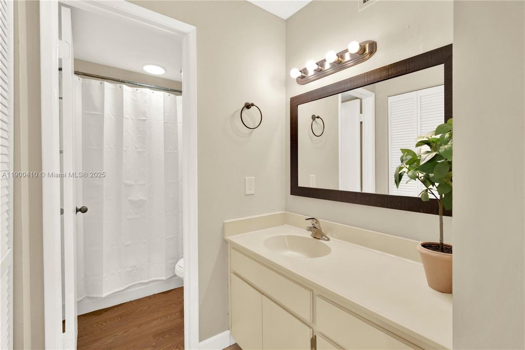 Active With Contract: $2,350 (2 beds, 2 baths, 965 Square Feet)