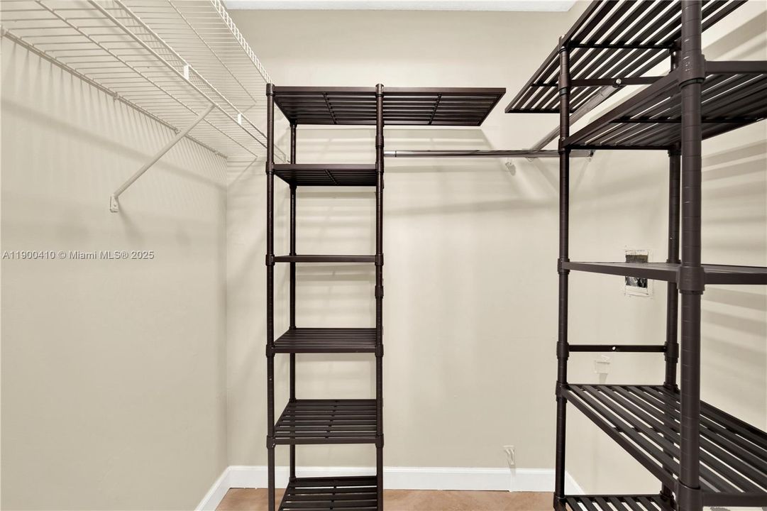 Active With Contract: $2,350 (2 beds, 2 baths, 965 Square Feet)