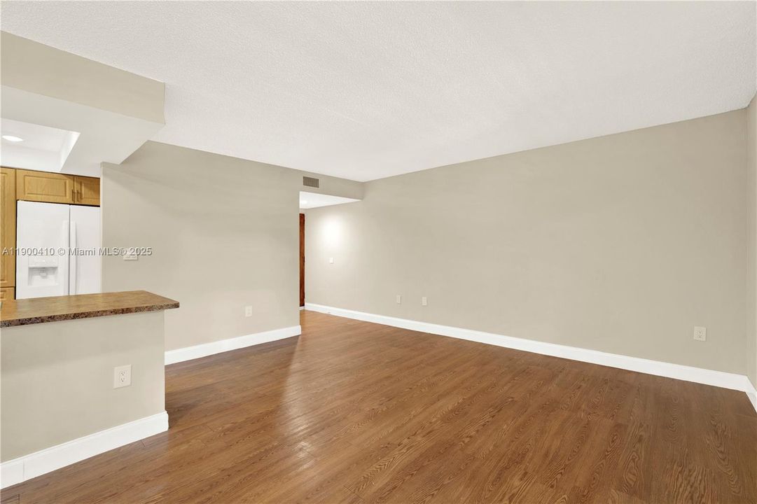 Active With Contract: $2,350 (2 beds, 2 baths, 965 Square Feet)