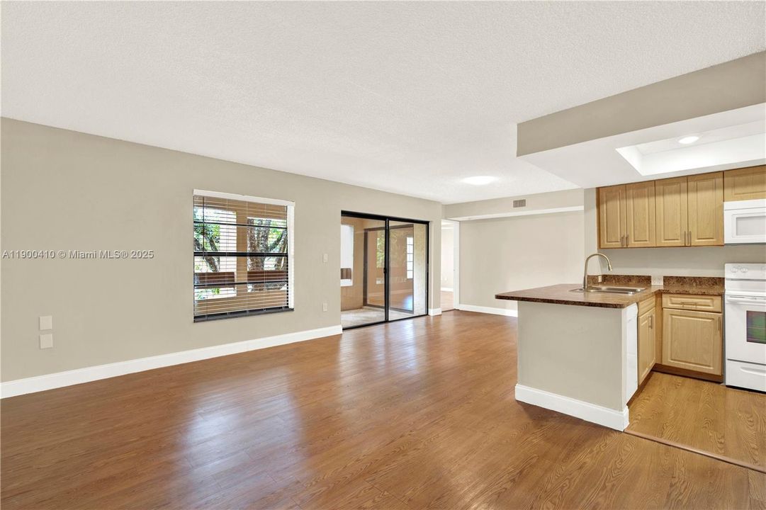 Active With Contract: $2,350 (2 beds, 2 baths, 965 Square Feet)