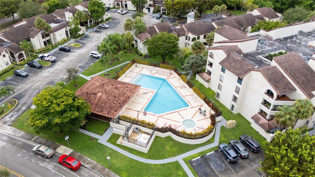 Active With Contract: $2,350 (2 beds, 2 baths, 965 Square Feet)