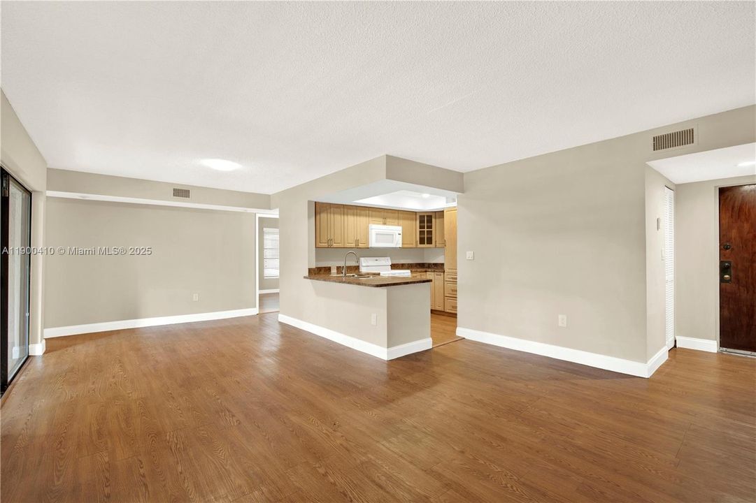 Active With Contract: $2,350 (2 beds, 2 baths, 965 Square Feet)