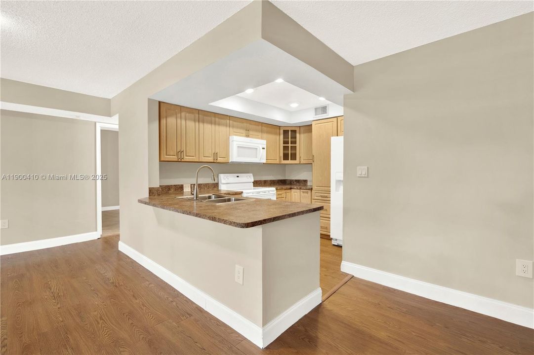 Active With Contract: $2,350 (2 beds, 2 baths, 965 Square Feet)