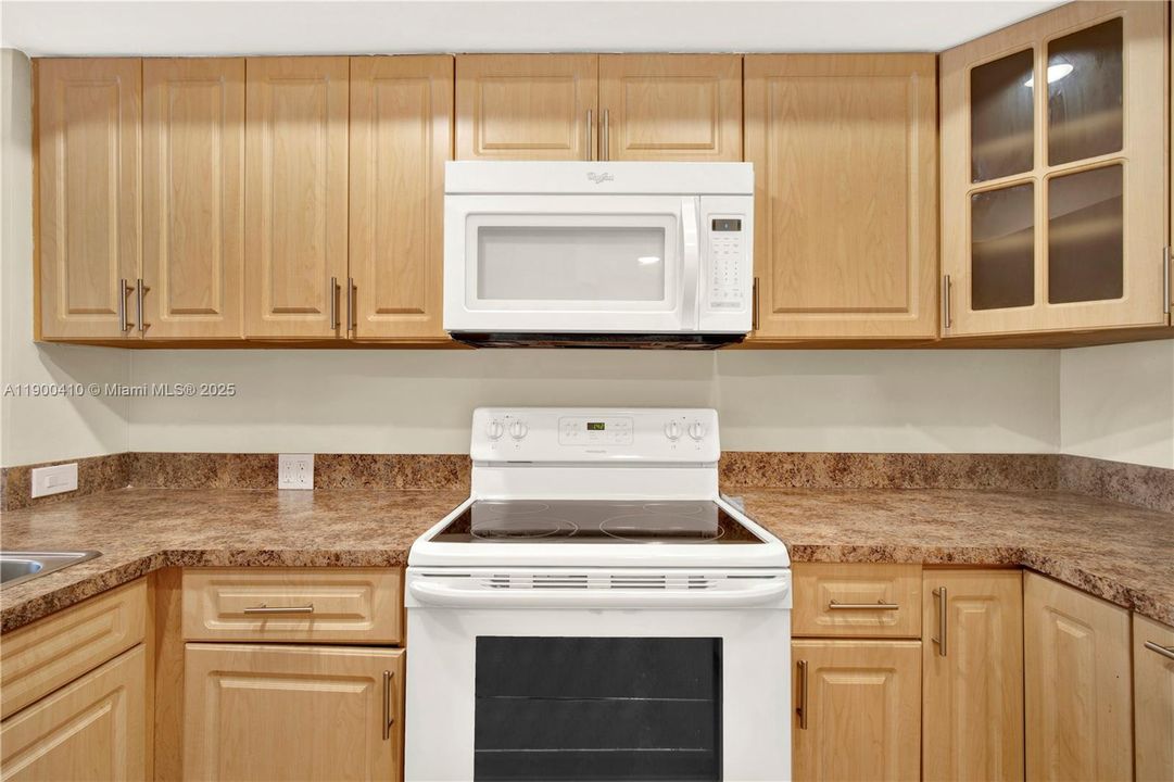 Active With Contract: $2,350 (2 beds, 2 baths, 965 Square Feet)