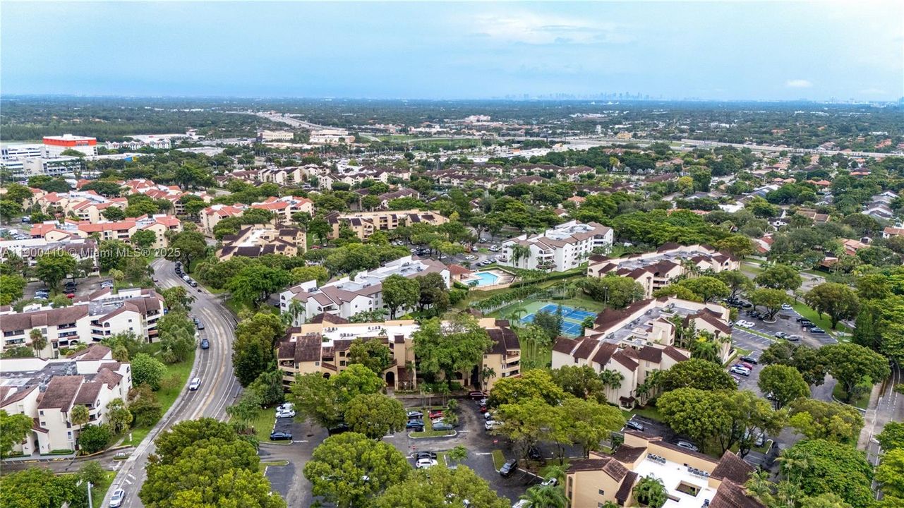 Active With Contract: $2,350 (2 beds, 2 baths, 965 Square Feet)