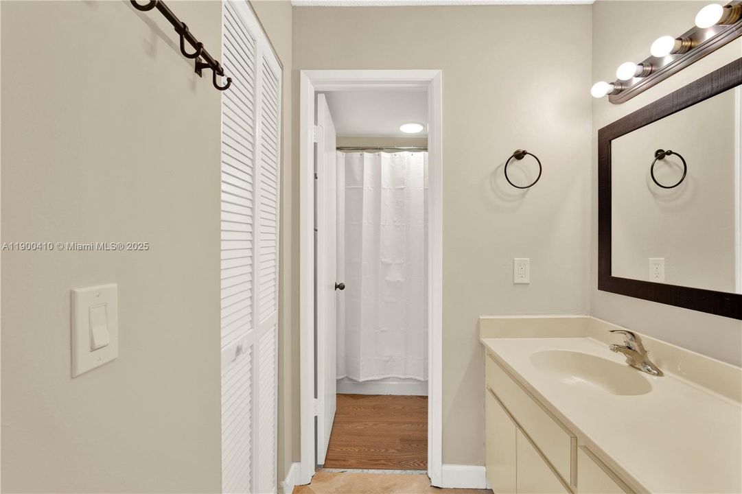 Active With Contract: $2,350 (2 beds, 2 baths, 965 Square Feet)