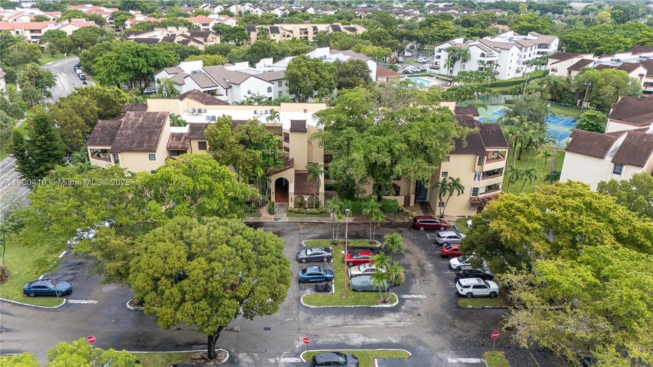 Active With Contract: $2,350 (2 beds, 2 baths, 965 Square Feet)