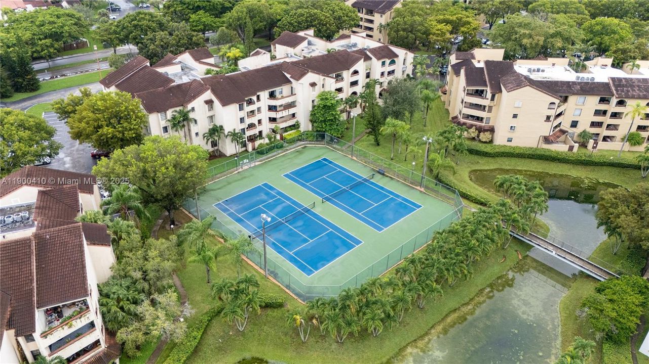 Active With Contract: $2,350 (2 beds, 2 baths, 965 Square Feet)