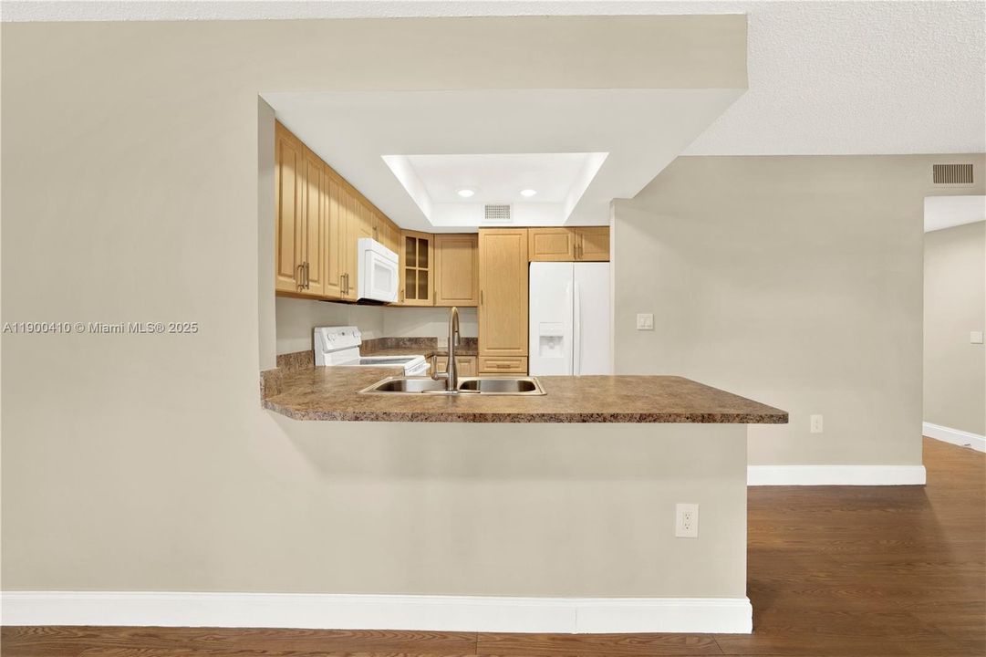 Active With Contract: $2,350 (2 beds, 2 baths, 965 Square Feet)
