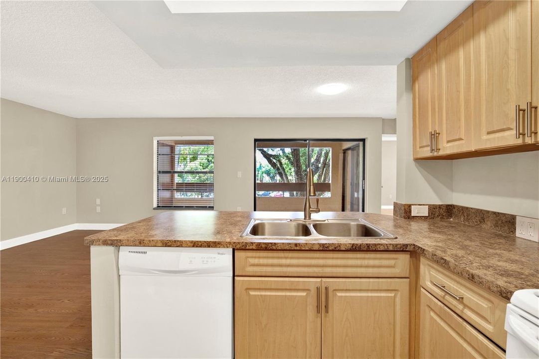 Active With Contract: $2,350 (2 beds, 2 baths, 965 Square Feet)