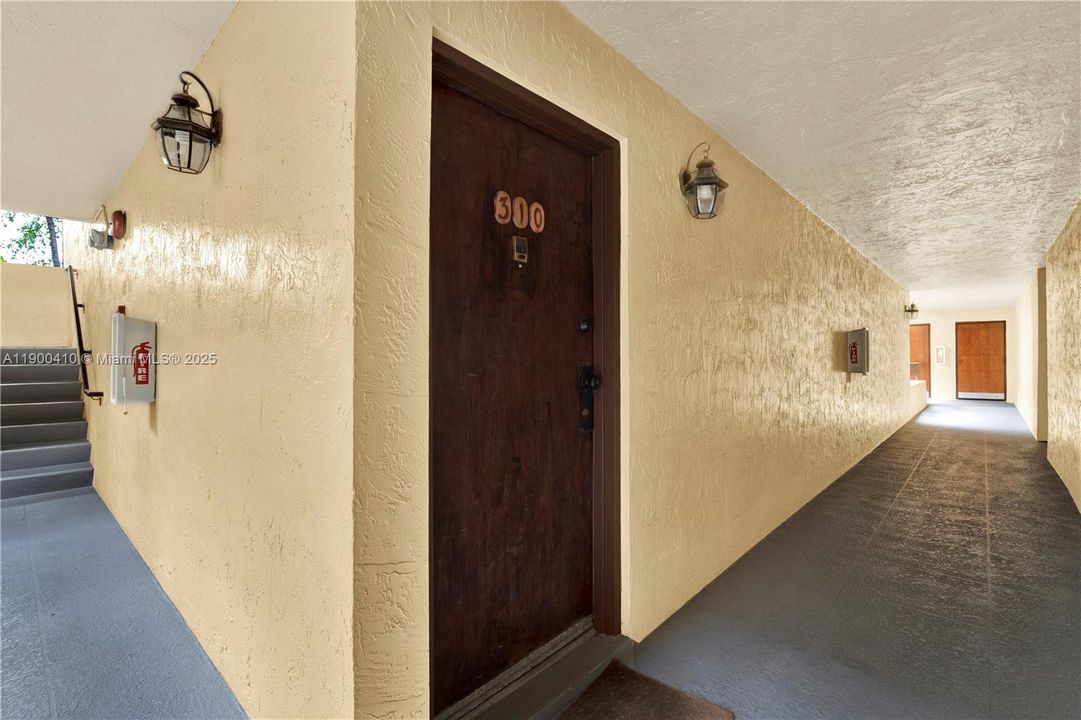 Active With Contract: $2,350 (2 beds, 2 baths, 965 Square Feet)