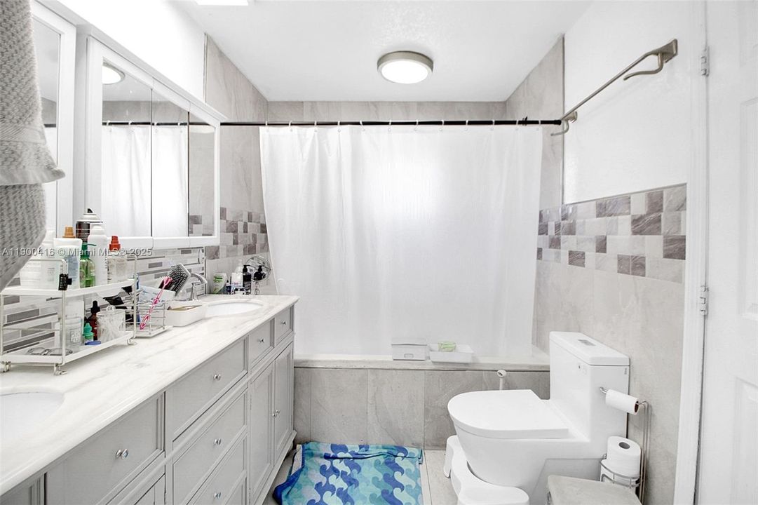 待售: $680,000 (6 贝兹, 4 浴室, 1579 平方英尺)