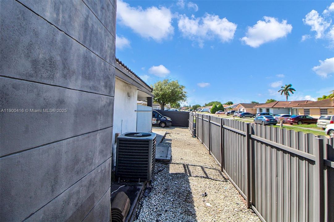 待售: $680,000 (6 贝兹, 4 浴室, 1579 平方英尺)