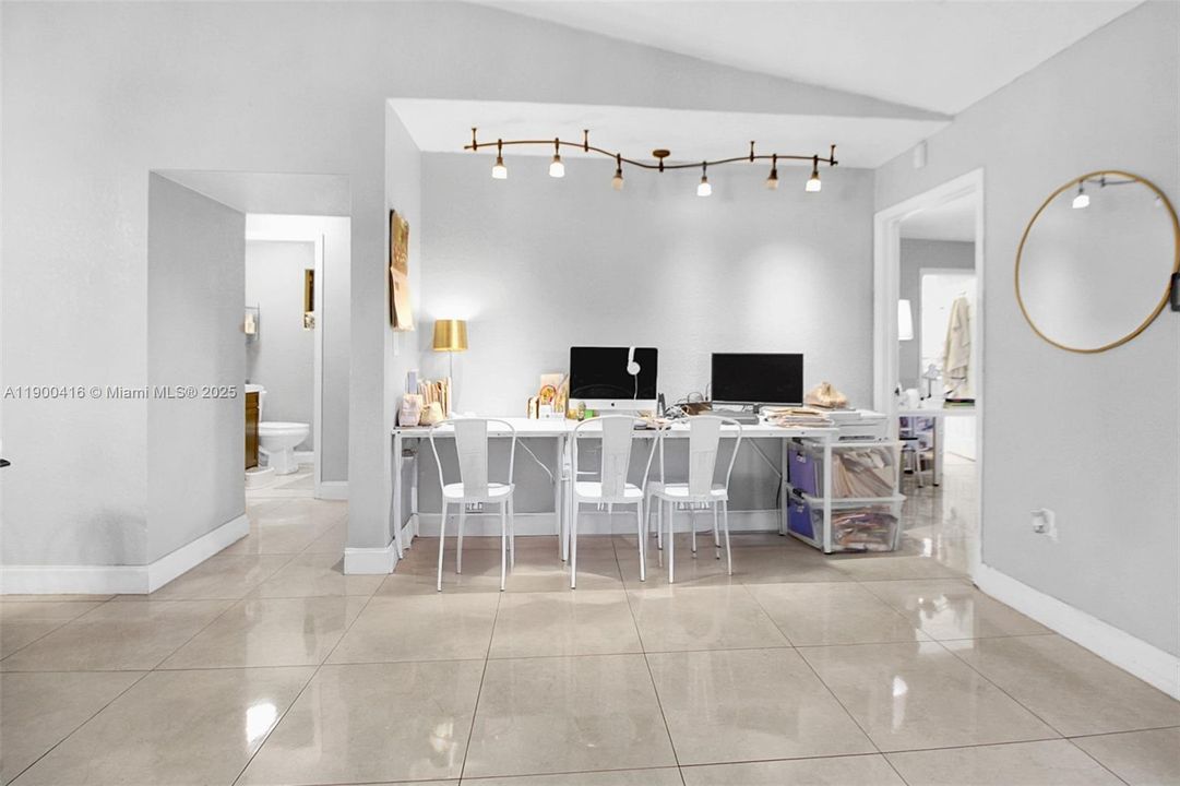 待售: $680,000 (6 贝兹, 4 浴室, 1579 平方英尺)