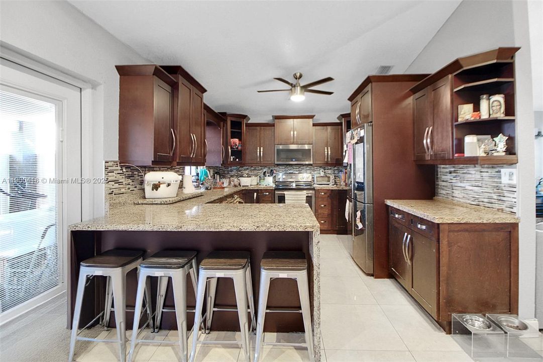 待售: $680,000 (6 贝兹, 4 浴室, 1579 平方英尺)